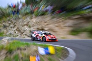 Ogier lidera el pleno de Toyota tras una mañana complicada en Canarias.
