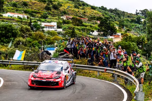 Asalto al liderato en Canarias: Solberg acosa a un Ogier que resiste bajo la lluvia