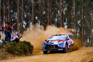 Solberg asalta el liderato en Portugal tras un inicio frenético; Sordo y Solans acechan