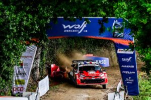 ¡Caos en Portugal! Pinchazo de Solberg, Evans contra el talud y Ogier recupera el trono